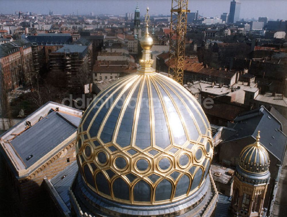 DDR-Bildarchiv: Berlin - Blick über die goldglänzende Kuppel der Neuen Synagoge in der Oranienburger Straße 02.04.1992