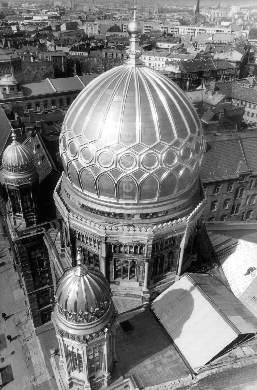 DDR-Fotoarchiv: Berlin - Blick über die goldglänzende Kuppel der Neuen Synagoge in der Oranienburger Straße 07.04.1992