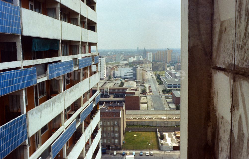 Berlin: Blick über den Mauerstreifen in Richtung West-Berlin von einem Hochhaus auf der Fischerinsel in Ostberlin in der DDR