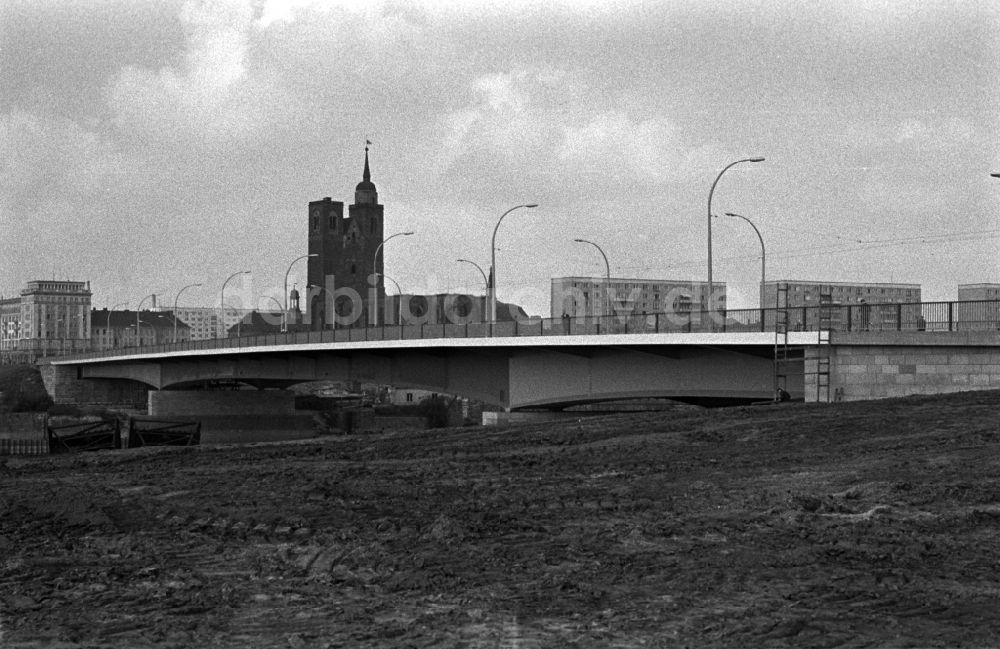 Magdeburg: Blick über eine der Strombrücke in Richtung Johanniskirche in Magdeburg in Sachsen - Anhalt