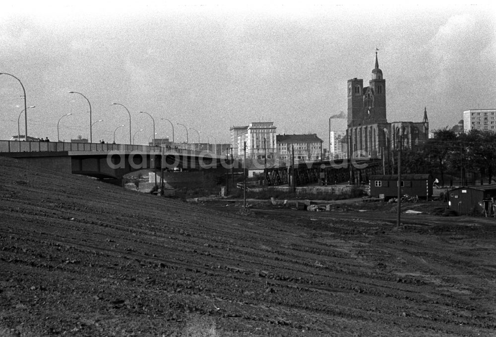 DDR-Fotoarchiv: Magdeburg - Blick über eine der Strombrücke in Richtung Johanniskirche in Magdeburg in Sachsen - Anhalt