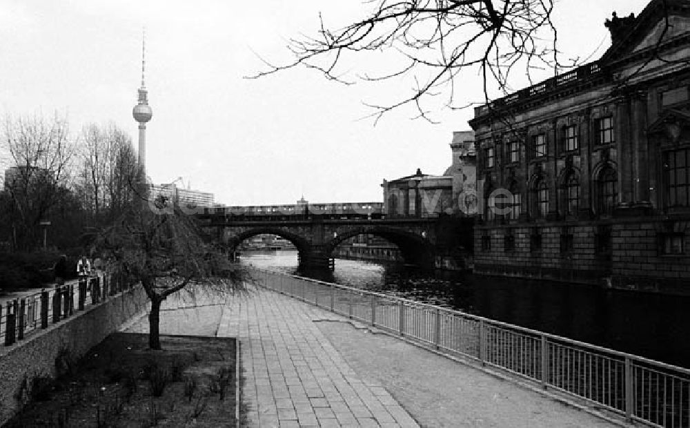 Berlin-Mitte: Blick auf den Berliner Fernsehturm und die Spree in Berlin-Mitte von der Monbijou-Brücke aus, rechts Museumsinsel Umschlagnr