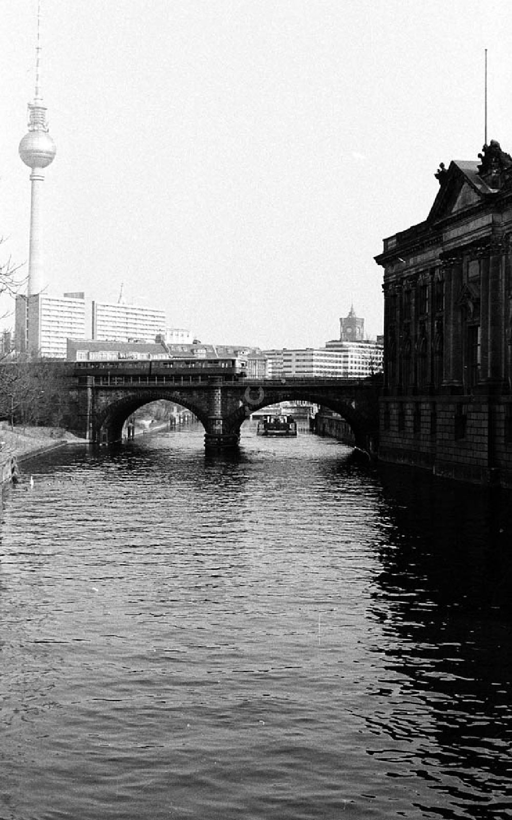 DDR-Bildarchiv: Berlin-Mitte - Blick auf den Berliner Fernsehturm und die Spree in Berlin-Mitte von der Monbijou-Brücke aus, rechts Museumsinsel Umschlagnr
