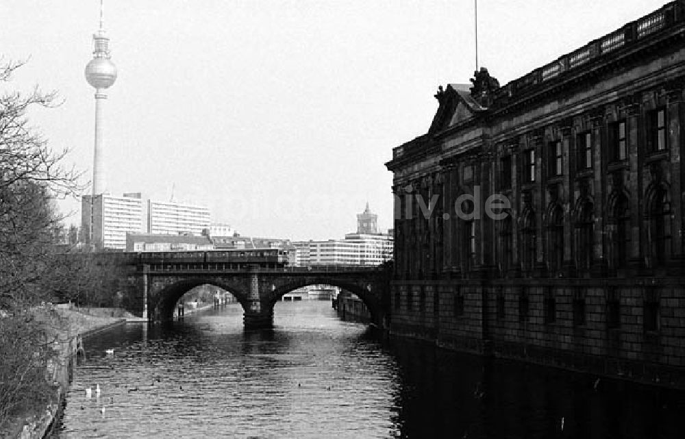 DDR-Fotoarchiv: Berlin-Mitte - Blick auf den Berliner Fernsehturm und die Spree in Berlin-Mitte von der Monbijou-Brücke aus, rechts Museumsinsel Umschlagnr