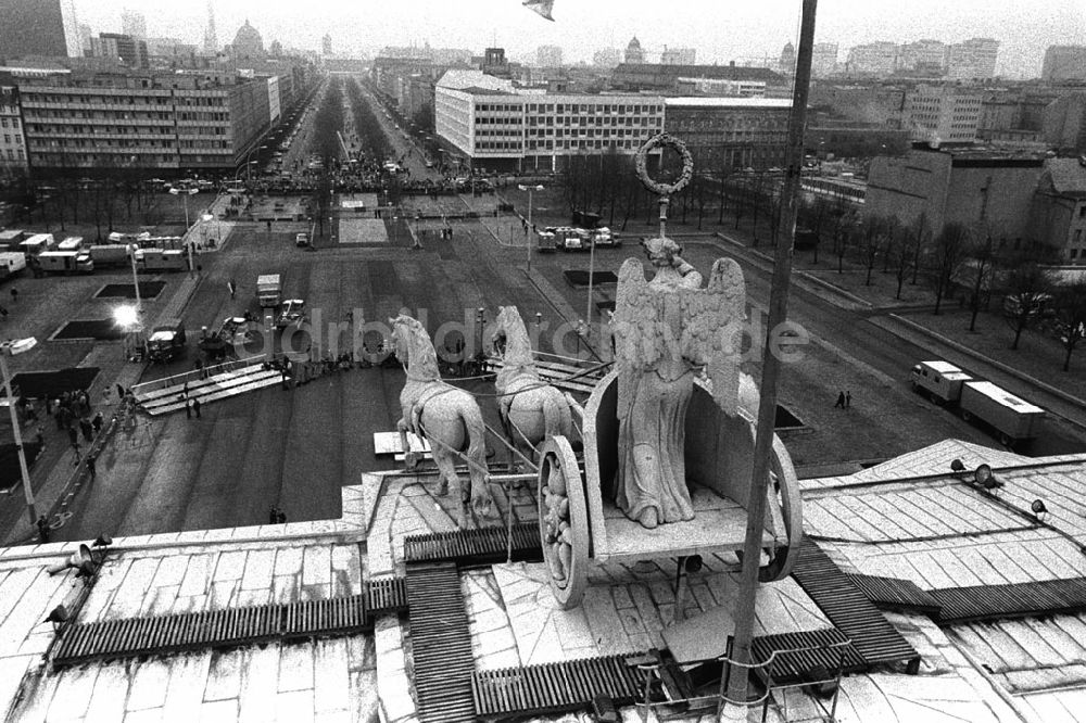 Berlin-Mitte: Blick vom Brandenburger Tor über die Quadriga auf die Straße Unter den Linden in Berlin
