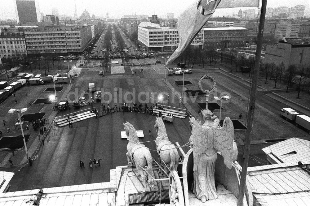 DDR-Bildarchiv: Berlin-Mitte - Blick vom Brandenburger Tor über die Quadriga auf die Straße Unter den Linden in Berlin