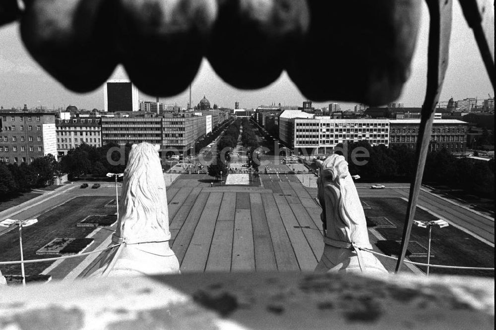 DDR-Fotoarchiv: Berlin-Mitte - Blick vom Brandenburger Tor durch die Quadriga auf den Pariser Platz in Berlin