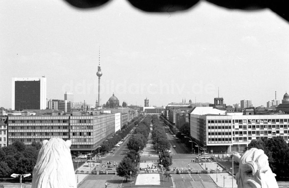 DDR-Fotoarchiv: Berlin-Mitte - Blick vom Brandenburger Tor durch die Quadriga auf den Pariser Platz in Berlin