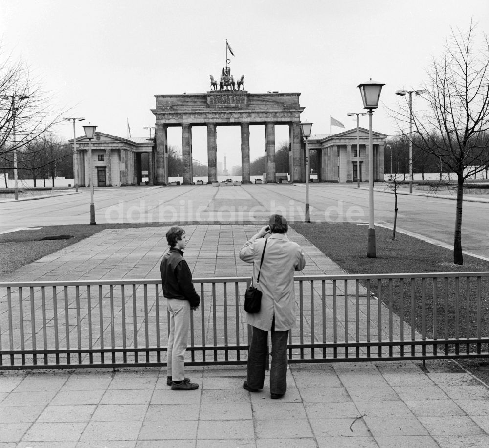 Berlin: Blick auf das Brandenburger Tor mit der Quadriga in Berlin, der ehemaligen Hauptstadt der DDR, Deutsche Demokratische Republik