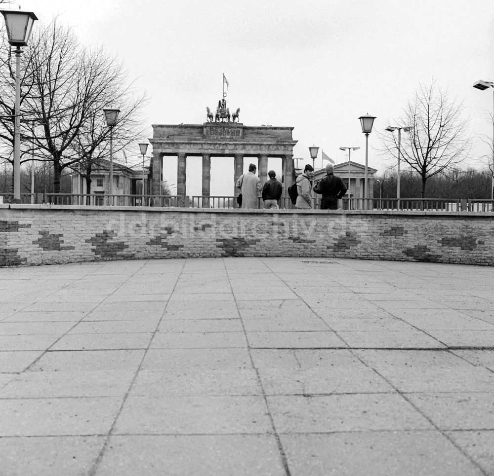 DDR-Fotoarchiv: Berlin - Blick auf das Brandenburger Tor mit der Quadriga in Berlin, der ehemaligen Hauptstadt der DDR, Deutsche Demokratische Republik