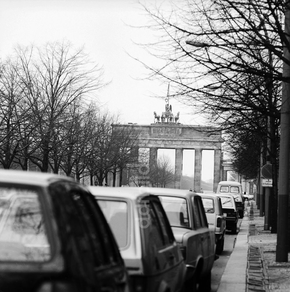 Berlin: Blick auf das Brandenburger Tor mit der Quadriga in Berlin, der ehemaligen Hauptstadt der DDR, Deutsche Demokratische Republik
