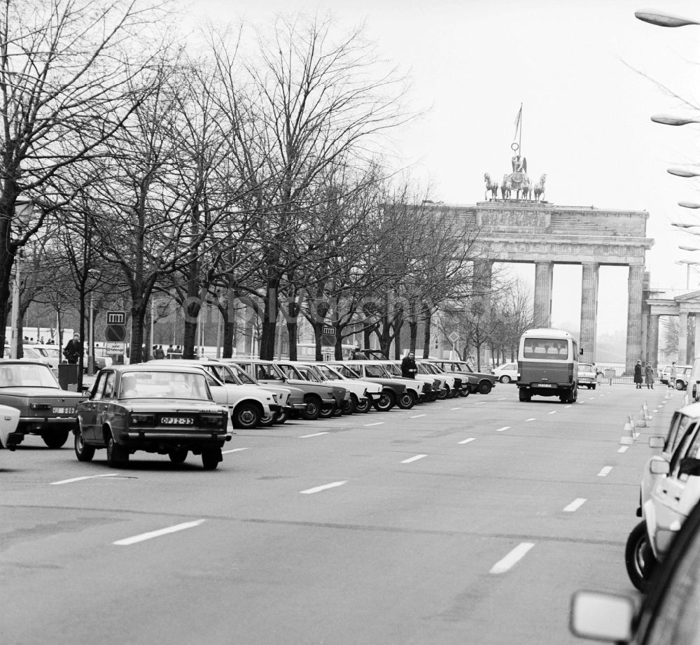 DDR-Bildarchiv: Berlin - Blick auf das Brandenburger Tor mit der Quadriga in Berlin, der ehemaligen Hauptstadt der DDR, Deutsche Demokratische Republik