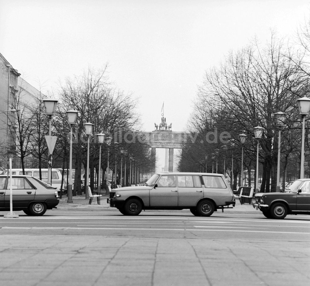 DDR-Fotoarchiv: Berlin - Blick auf das Brandenburger Tor mit der Quadriga in Berlin, der ehemaligen Hauptstadt der DDR, Deutsche Demokratische Republik
