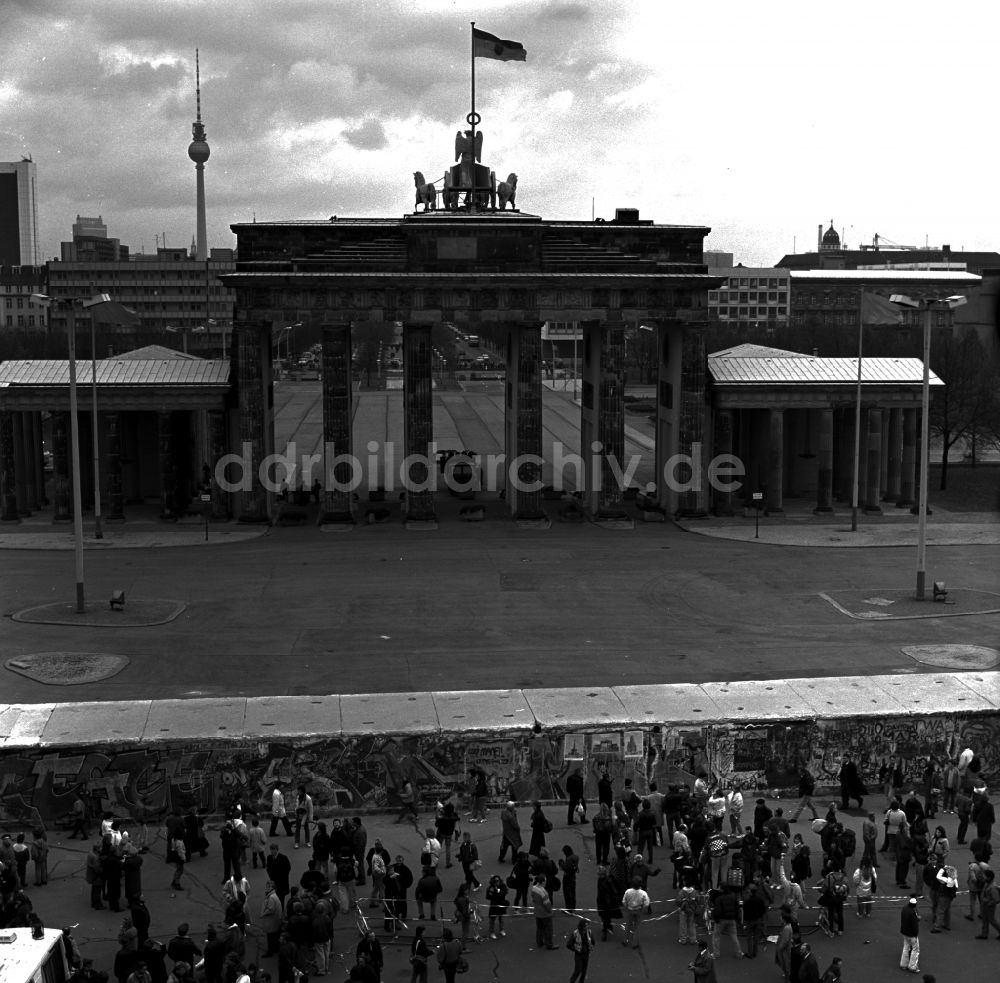 Berlin: Blick auf das Brandenburger Tor von Westberlin nach Ostberlin