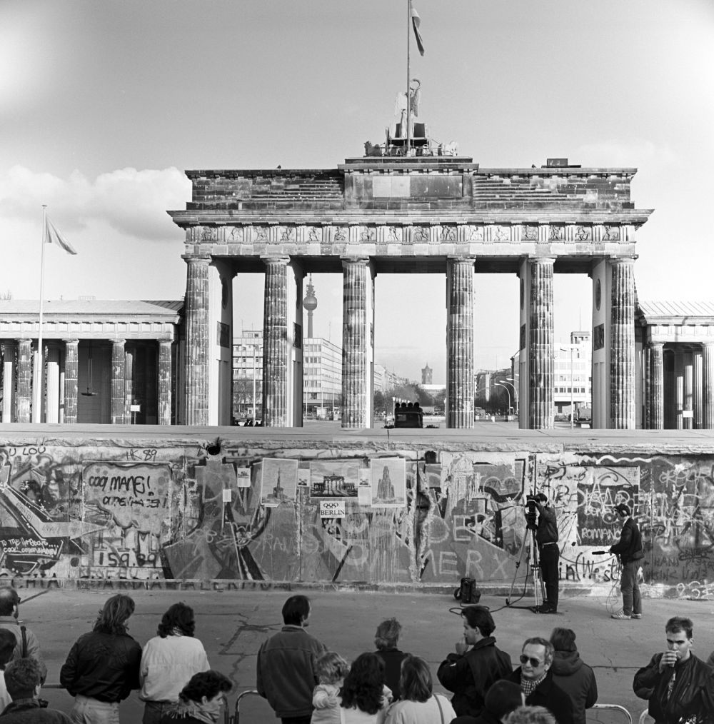 DDR-Bildarchiv: Berlin - Blick auf das Brandenburger Tor von Westberlin nach Ostberlin