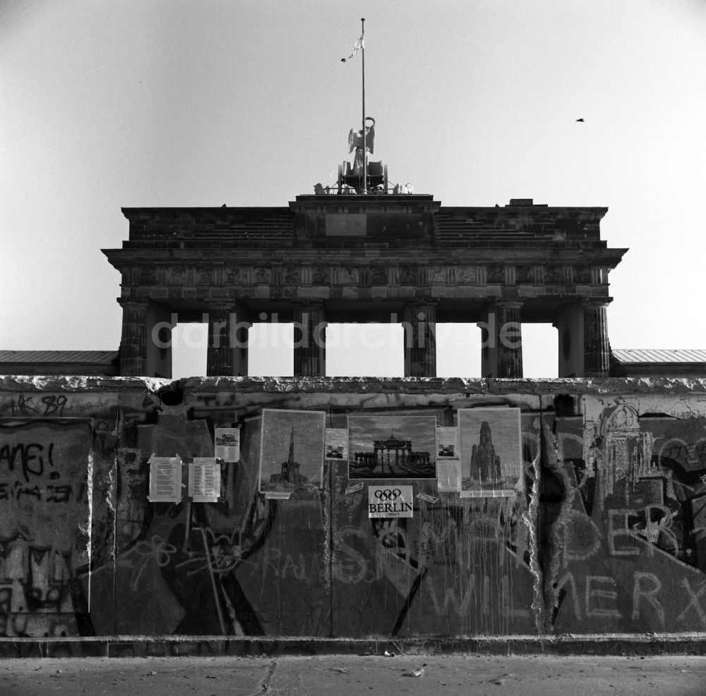 DDR-Fotoarchiv: Berlin - Mitte - Blick auf das Brandenburger Tor von Westen in Berlin 