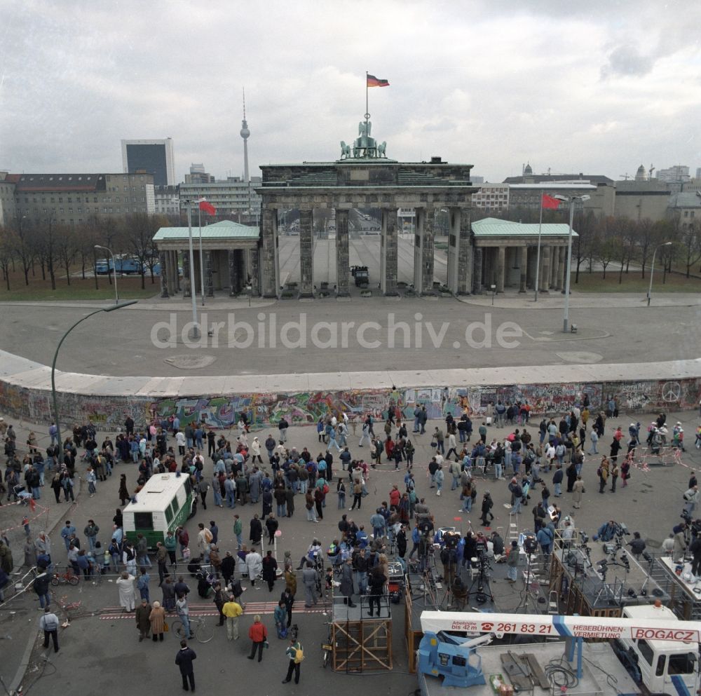 DDR-Fotoarchiv: Berlin - Mitte - Blick auf das Brandenburger Tor von Westen nach Osten in Berlin - Mitte