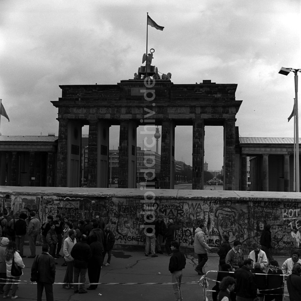 DDR-Bildarchiv: Berlin - Mitte - Blick auf das Brandenburger Tor von Westen nach Osten in Berlin - Mitte