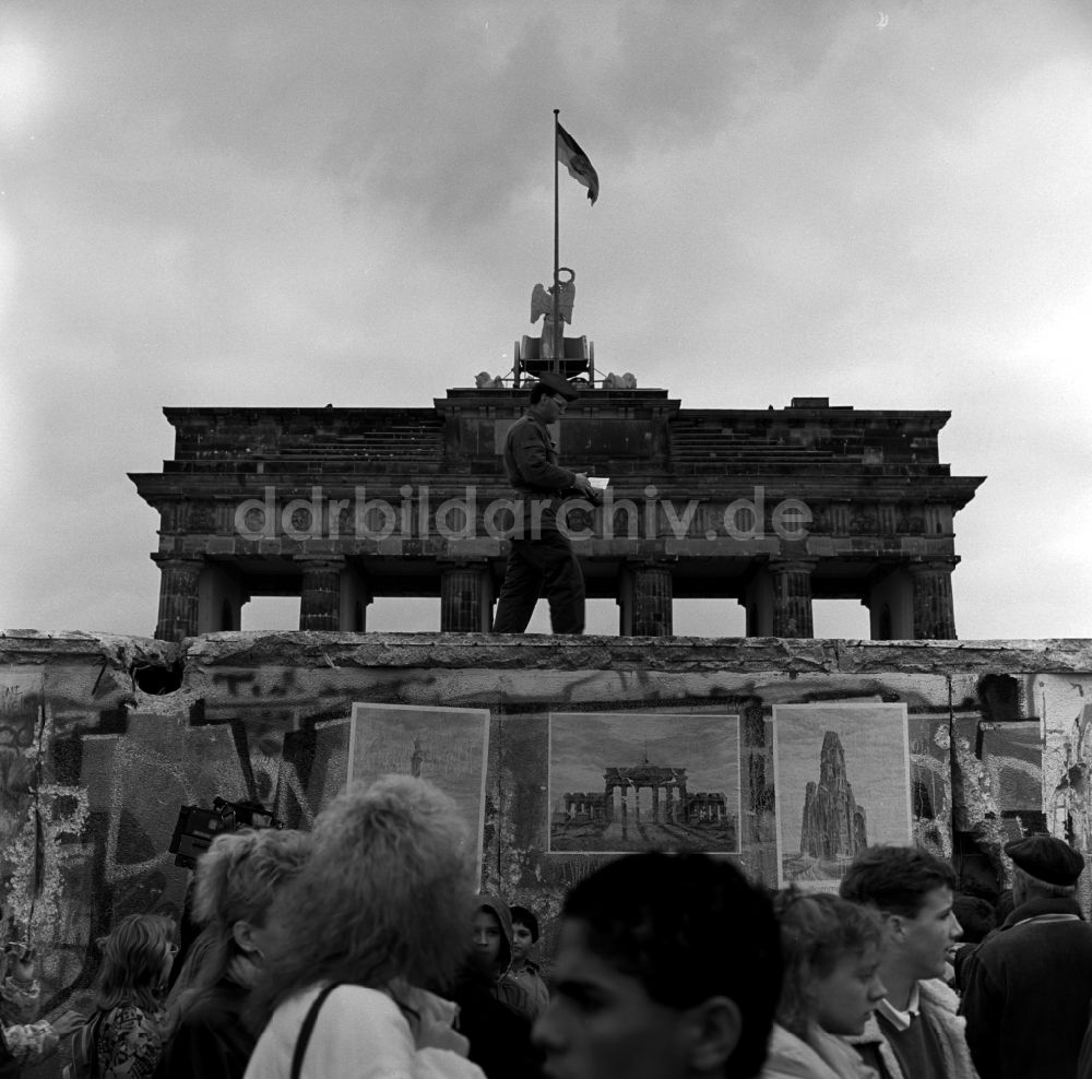 Berlin - Mitte: Blick auf das Brandenburger Tor von Westen nach Osten in Berlin - Mitte