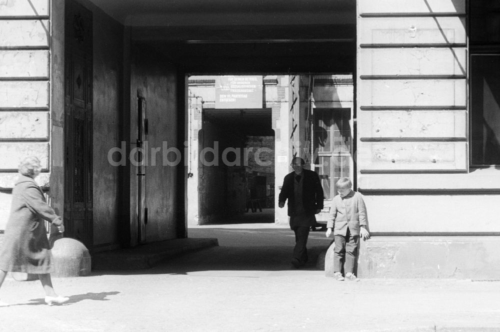DDR-Fotoarchiv: Berlin - Blick in einen Berliner Hinterhof in Berlin, der ehemaligen Hauptstadt der DDR, Deutsche Demokratische Republik