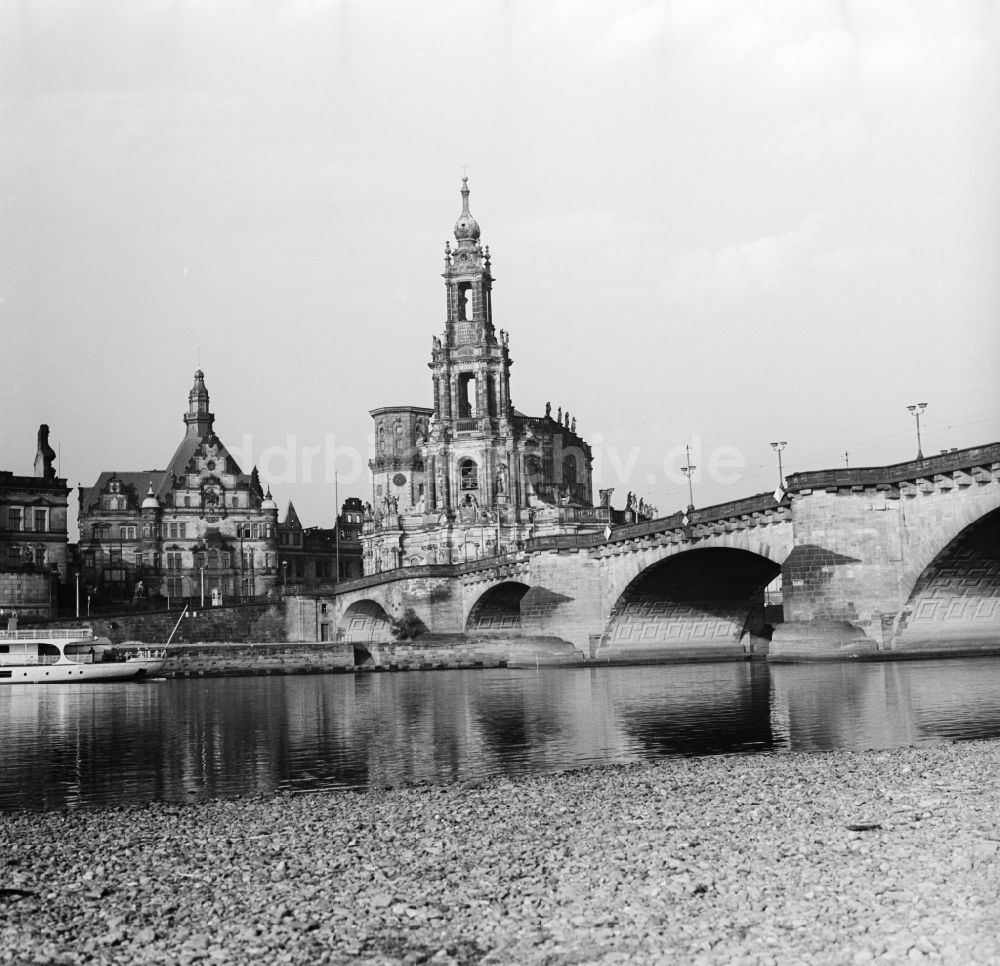 DDR-Fotoarchiv: Dresden - Blick von der Elbe auf die Ruine der Frauenkirche in Dresden in Sachsen