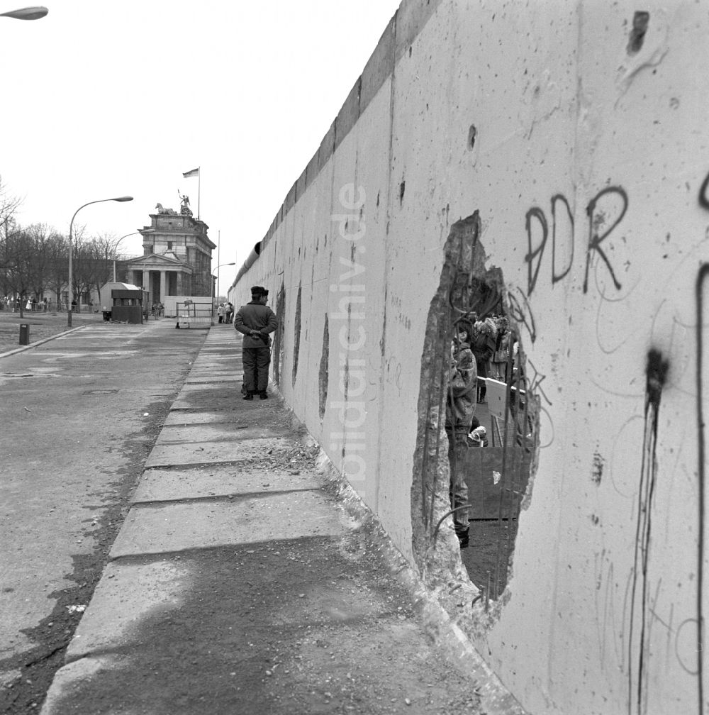 DDR-Fotoarchiv: Berlin - Blick entlang der Berliner Mauer am Brandenburger Tor in Berlin