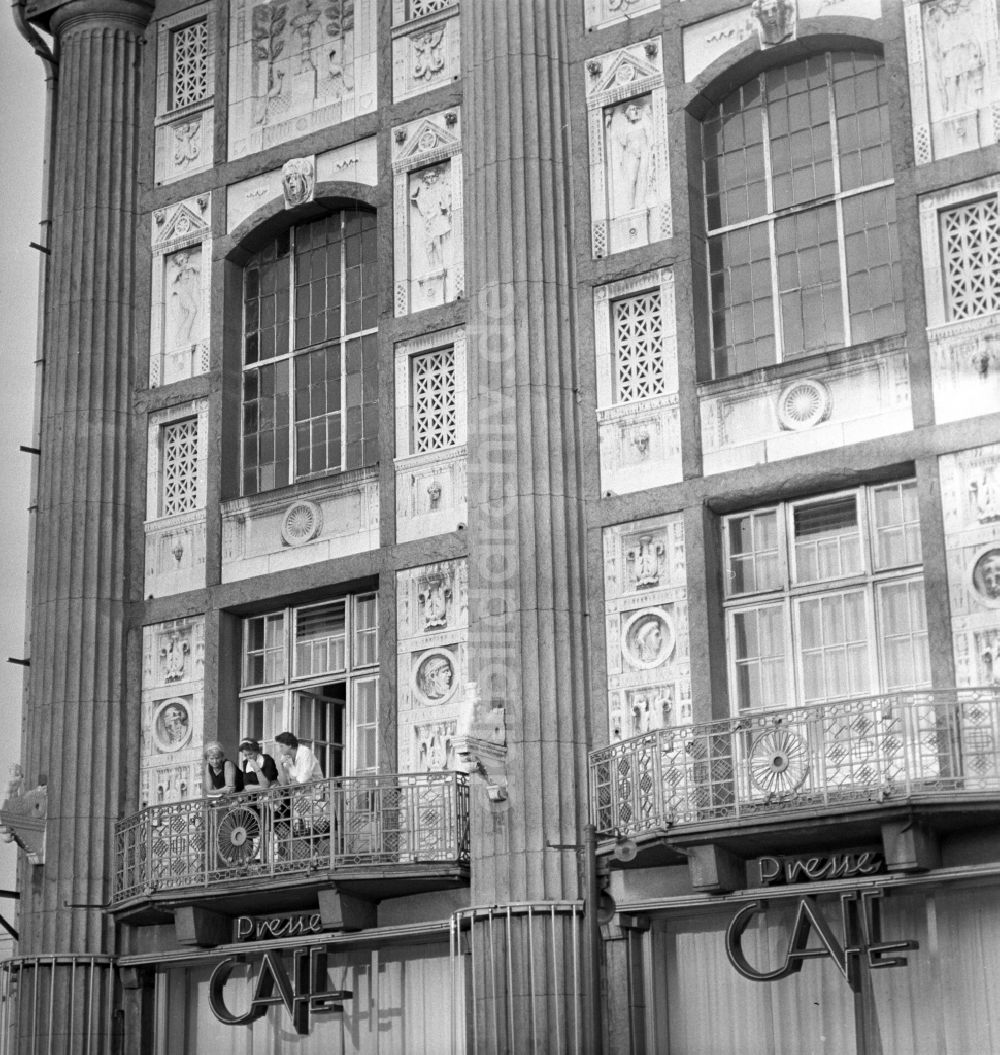 Berlin - Mitte: Blick auf die Fassade mit Balkonen vom Haus der Presse mit dem Presse Cafe in Berlin - Mitte