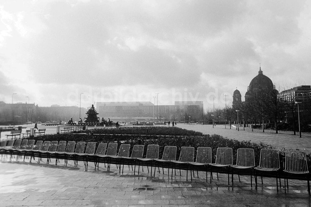 Berlin: Blick vom Fernsehturm in Richtung Palast der Republik in Berlin, der ehemaligen Hauptstadt der DDR, Deutsche Demokratische Republik