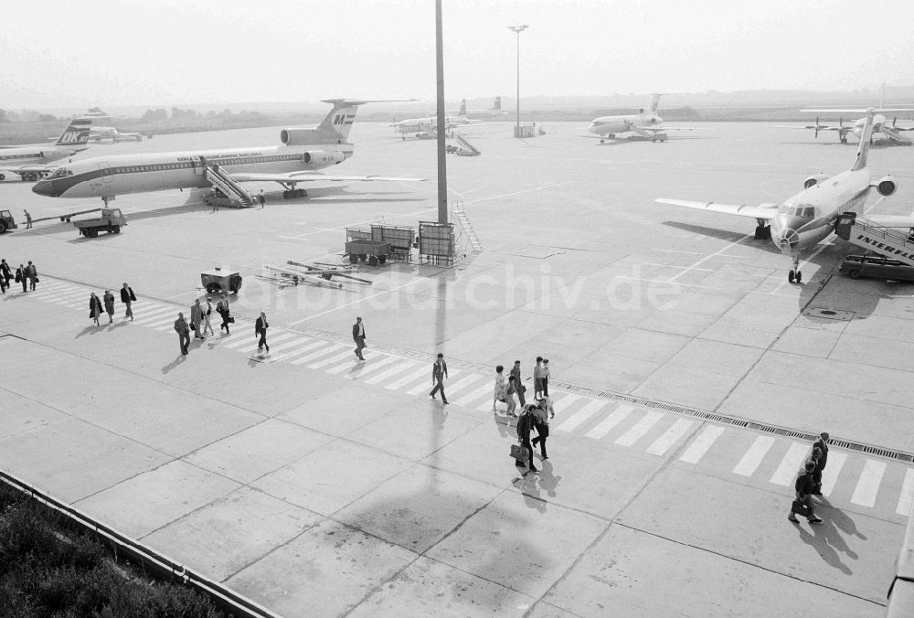 DDR-Fotoarchiv: Schönefeld - Blick auf das Flugvorfeld am Flughafen Berlin- Schönefeld in Schönefeld im heutigen Bundesland Brandenburg