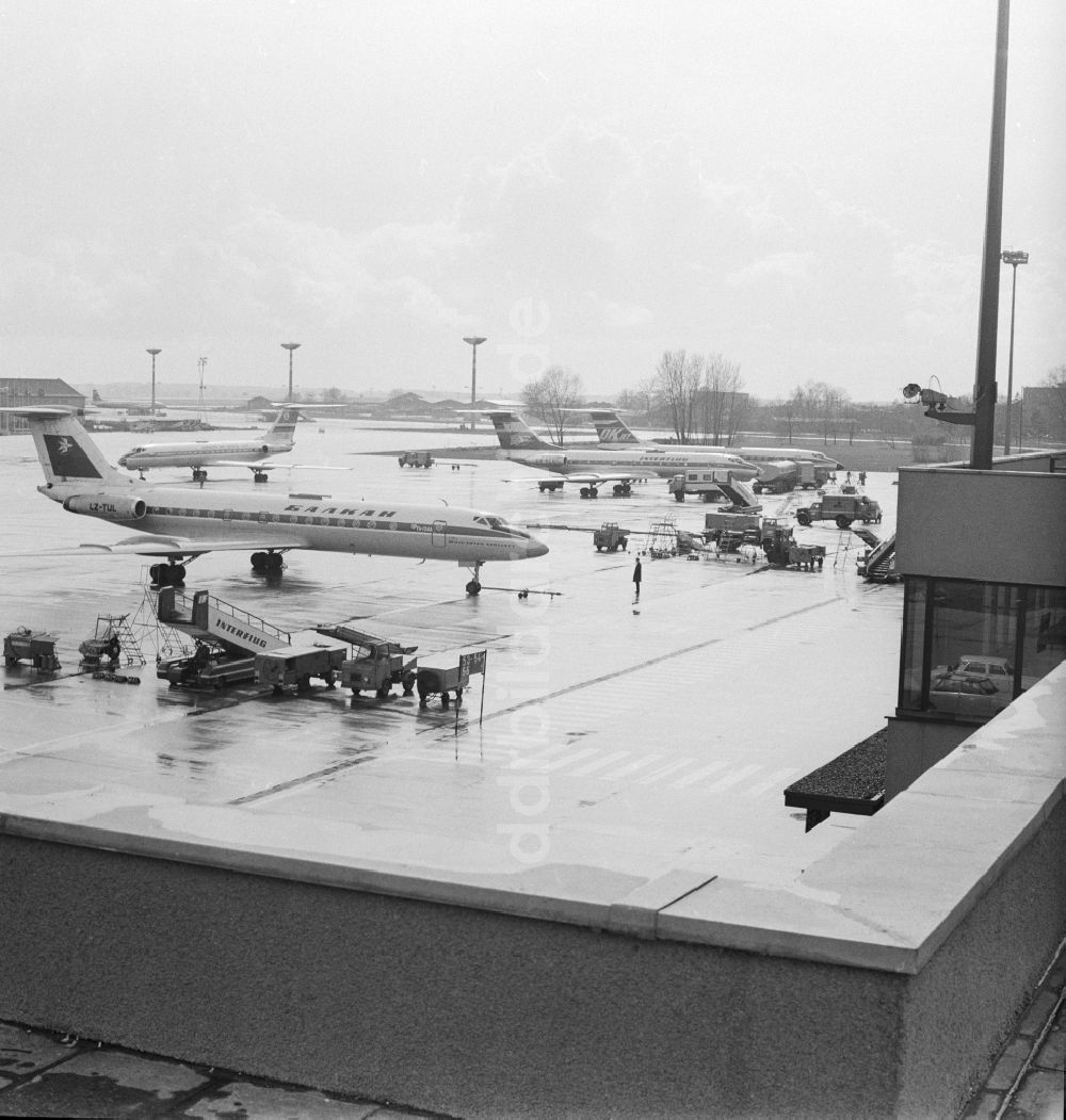 DDR-Bildarchiv: Schönefeld - Blick auf das Flugvorfeld am Flughafen Berlin- Schönefeld in Schönefeld im heutigen Bundesland Brandenburg