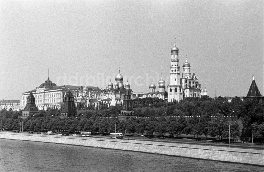 Moskau: Blick vom Fluss Moskwa auf die Südfassade des Moskauer Kremls