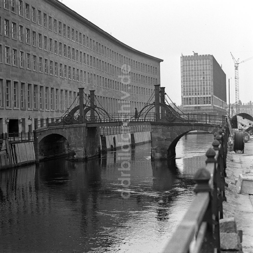 Berlin - Mitte: Blick von der Gertraudenbrücke in Richtung Ministerium für Auswärtige Angelegenheiten in Berlin - Mitte