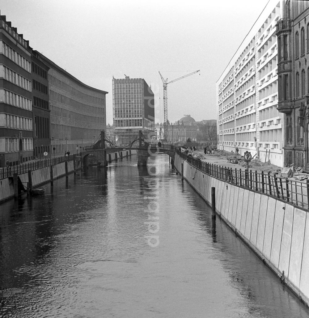 DDR-Bildarchiv: Berlin - Mitte - Blick von der Gertraudenbrücke in Richtung Ministerium für Auswärtige Angelegenheiten in Berlin - Mitte
