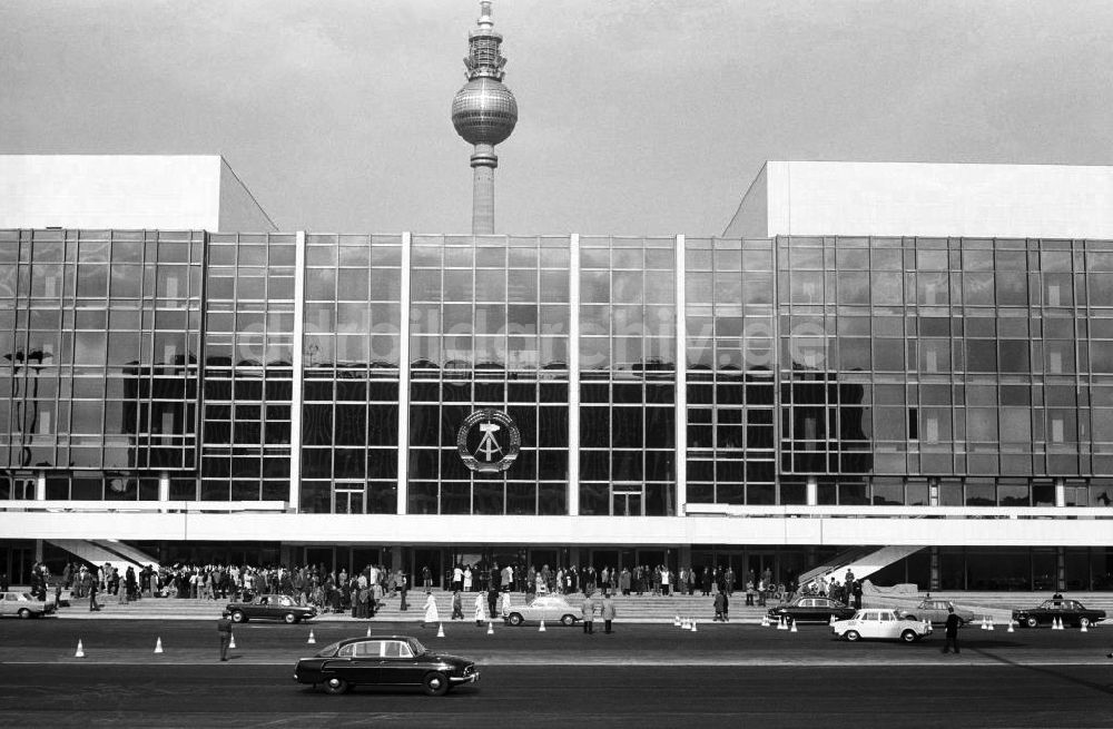DDR-Fotoarchiv: Berlin - Blick auf die gläserne Westfassade des Palast der Republik zur Eröffnung in Berlin