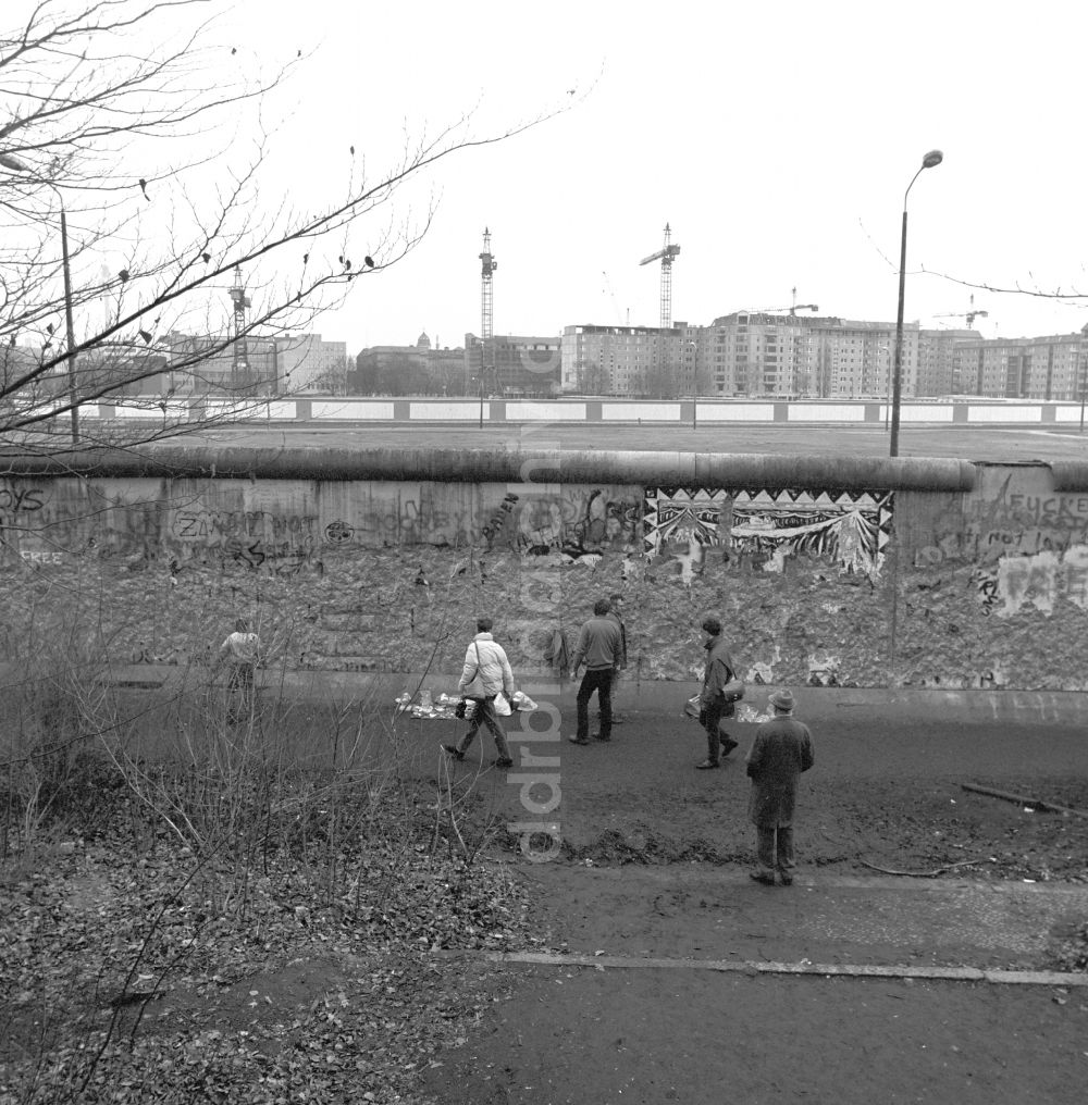 Berlin: Blick auf die Grenzanlage der Berliner Mauer zwischen Ebertstraße und Wilhelmstraße in Berlin