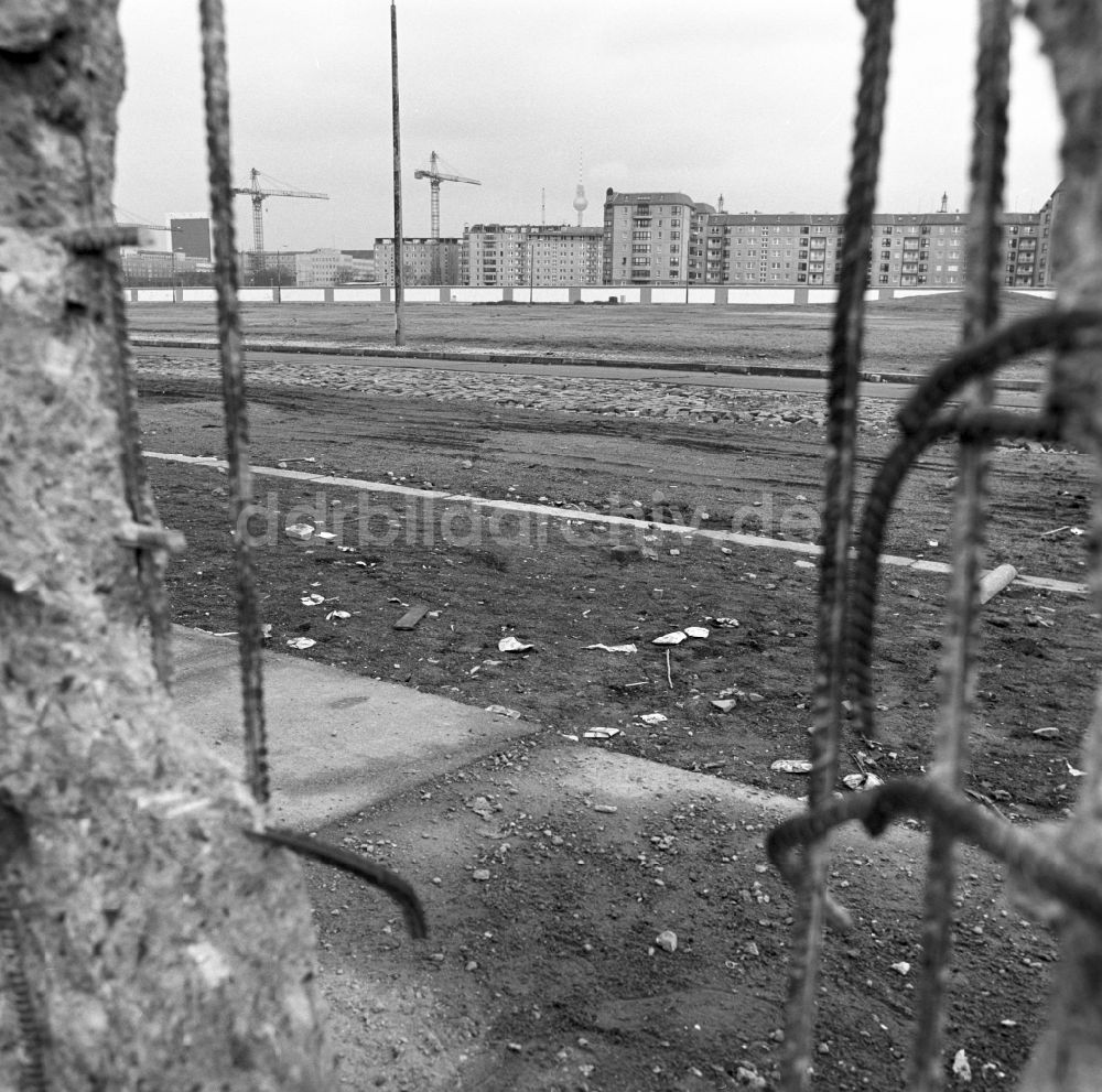DDR-Bildarchiv: Berlin - Blick auf die Grenzanlage der Berliner Mauer zwischen Ebertstraße und Wilhelmstraße in Berlin