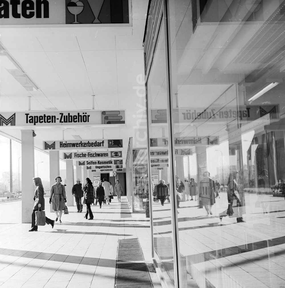 DDR-Bildarchiv: Berlin - Blick von der Karl-Liebknecht-Straße in Richtung Bahnhof Alexanderplatz und das Centrum Warenhaus am Alexanderplatz in Berlin, der ehemaligen Hauptstadt der DDR, Deutsche Demokratische Republik