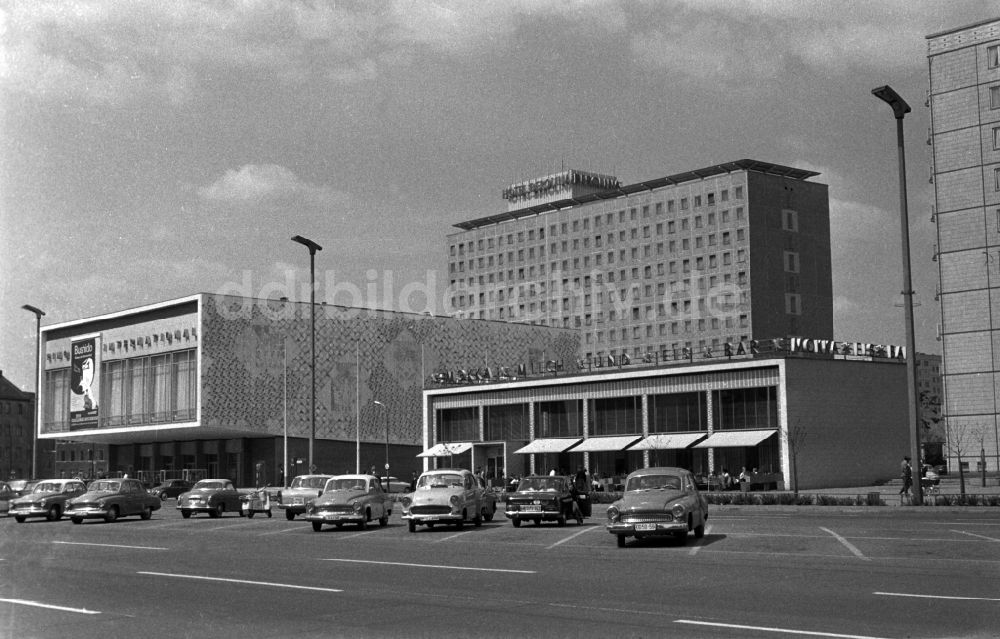 DDR-Fotoarchiv: Berlin - Friedrichshain - Blick von der Karl-Marx-Allee auf das Hotel Berolina in Berlin - Mitte