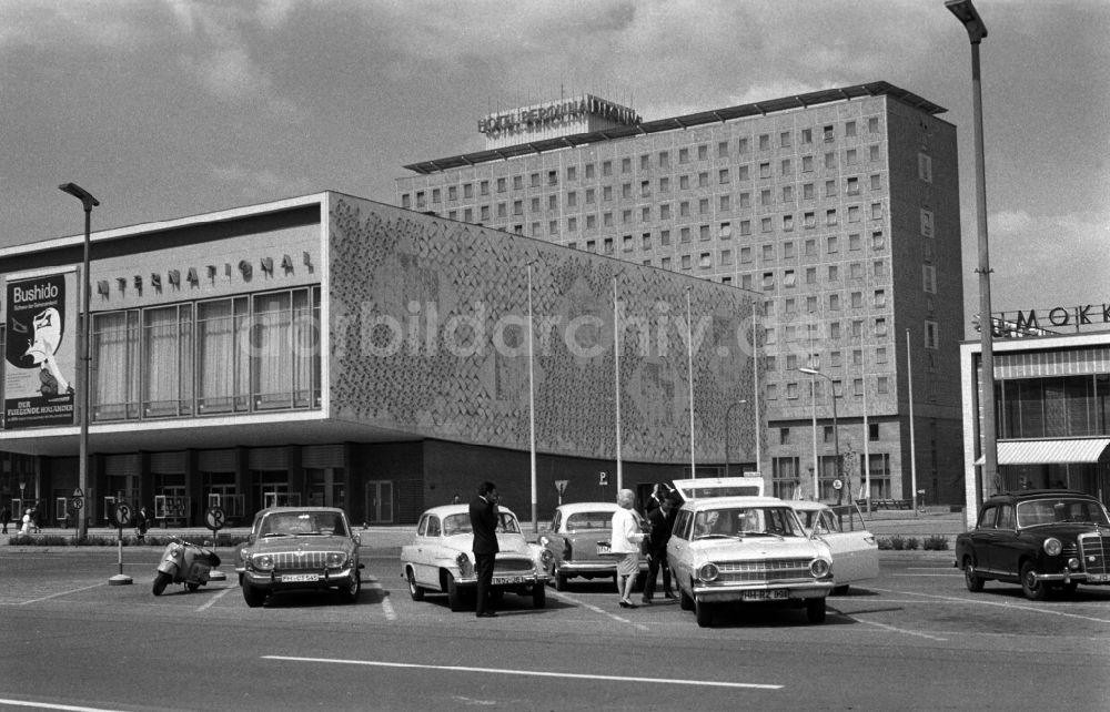 DDR-Fotoarchiv: Berlin - Friedrichshain - Blick von der Karl-Marx-Allee auf das Hotel Berolina in Berlin - Mitte