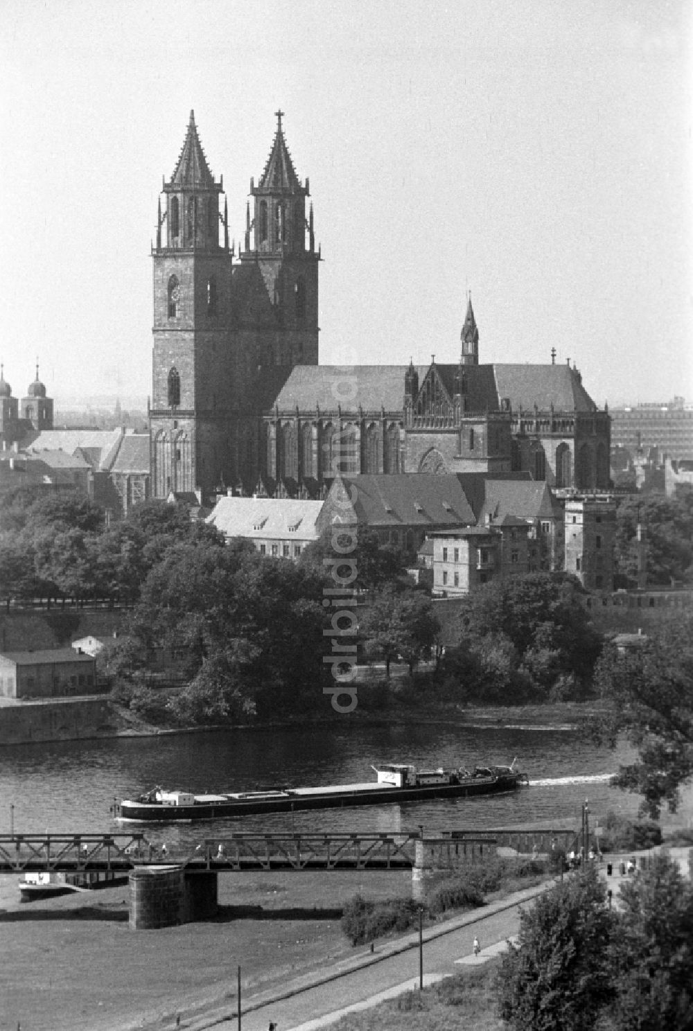 DDR-Bildarchiv: Magdeburg - Blick auf den Magdeburger Dom über die Elbe in Sachsen - Anhalt