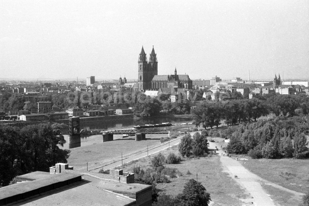 DDR-Fotoarchiv: Magdeburg - Blick auf den Magdeburger Dom über die Elbe in Sachsen - Anhalt