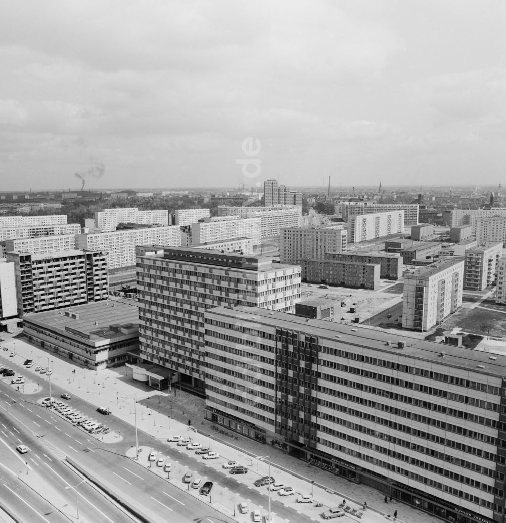 DDR-Bildarchiv: Berlin - Blick auf die Otto-Braun-Straße in Berlin-Mitte