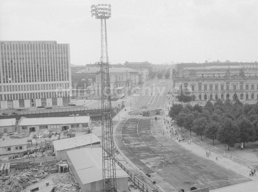 DDR-Fotoarchiv: Berlin - Blick vom Palast der Republik in Richtung Straße Unter der Linden in Berlin, der ehemaligen Hauptstadt der DDR, Deutsche Demokratische Republik