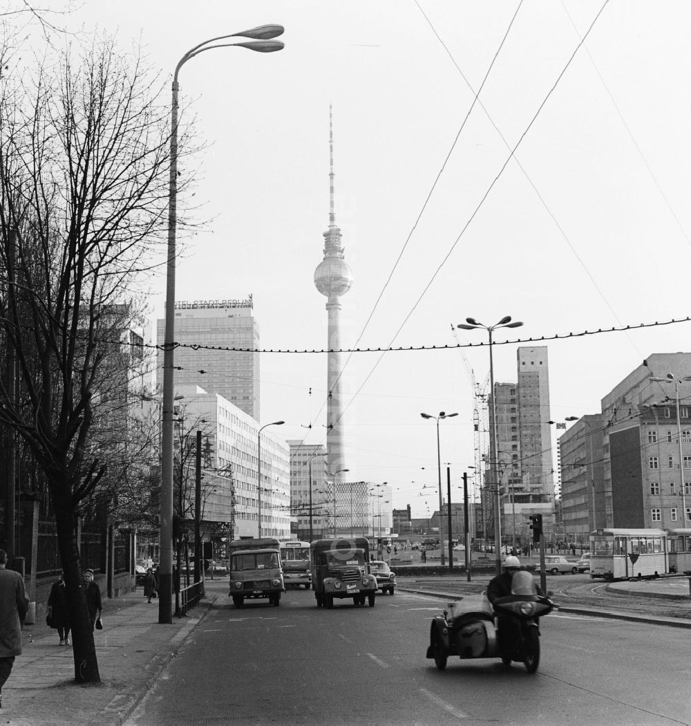 Berlin: Blick von der Prenzlauer Allee über die Karl-Liebknecht-Straße in Richtung Alexanderplatz in Berlin