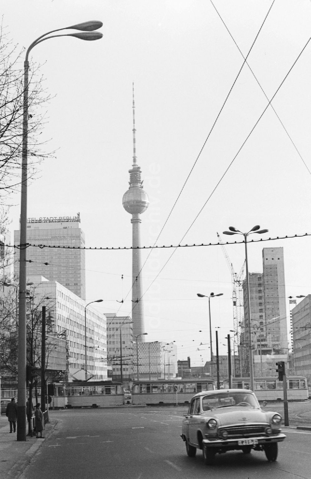 DDR-Bildarchiv: Berlin - Blick von der Prenzlauer Allee über die Karl-Liebknecht-Straße in Richtung Alexanderplatz in Berlin