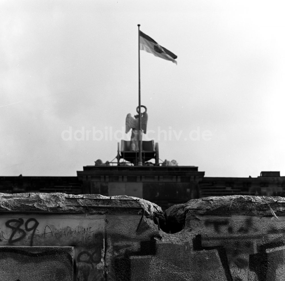 DDR-Fotoarchiv: Berlin - Blick auf die Quadriga mit der Fahne der DDR in Berlin