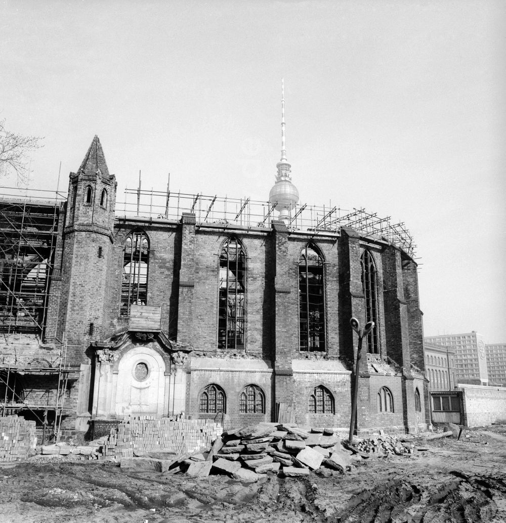 DDR-Bildarchiv: Berlin - Blick auf die Ruine der Nikolaikirche in Berlin, der ehemaligen Hauptstadt der DDR, Deutsche Demokratische Republik