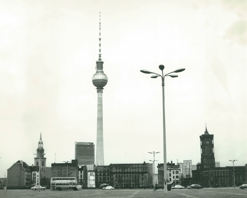 DDR-Fotoarchiv: Berlin - Blick von der Spandauer Straße in Richtung Fernsehturm in Berlin-Mitte