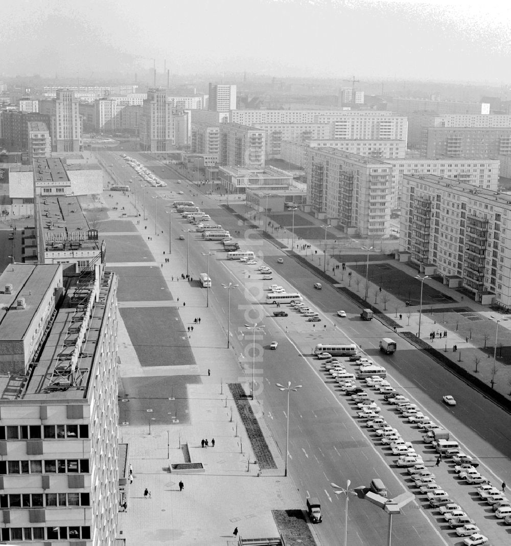DDR-Bildarchiv: Berlin - Blick auf die B1 / B5 stadtauswärts in Richtung Strausberger Platz in Berlin, der ehemaligen Hauptstadt der DDR, Deutsche Demokratische Republik