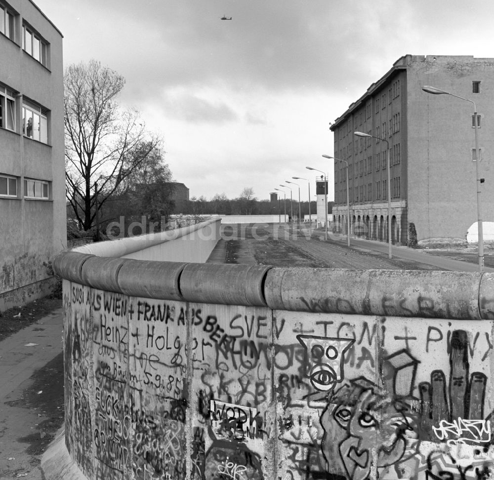 Berlin: Blick auf den Verlauf der Berliner Mauer in der Zimmerstraße